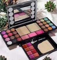 MAKEUP KITS